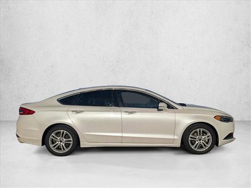 Used 2018 Ford Fusion SE w/ Fusion SE Technology Package image 4