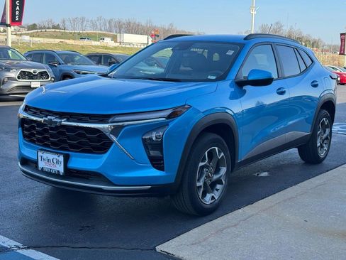 Used 2025 Chevrolet Trax LT w/ LT Convenience Package image 9