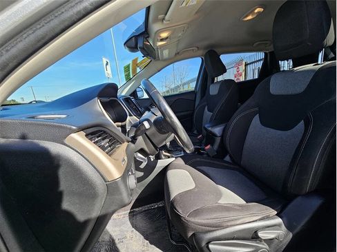 Used 2018 Jeep Cherokee Latitude w/ Altitude Package image 9