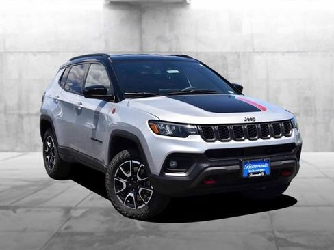 Used 2025 Jeep Compass Trailhawk AWD/4WD image 2
