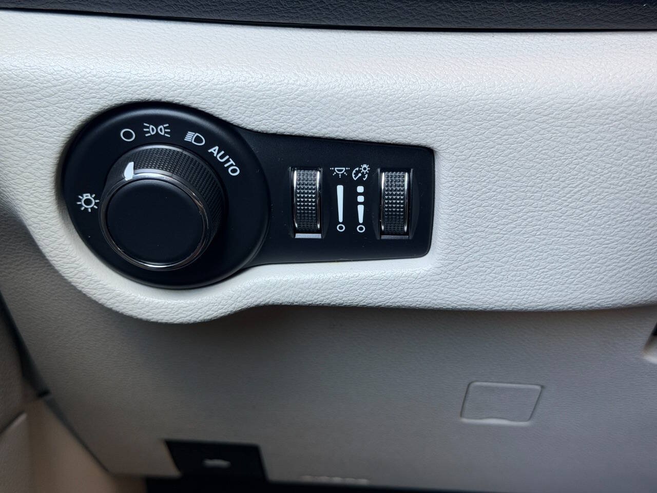 Used 2017 Chrysler Pacifica Touring FWD image 41