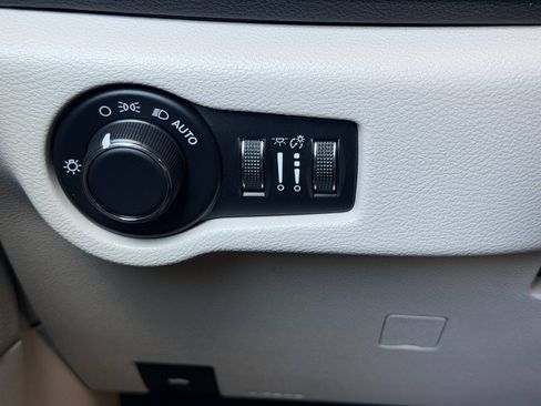 Used 2017 Chrysler Pacifica Touring FWD image 41