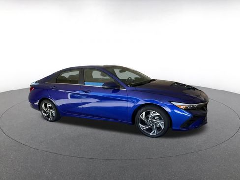Used 2025 Hyundai Elantra Limited image 2
