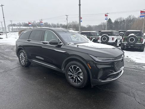 Used 2024 Lincoln Nautilus Premier image 11