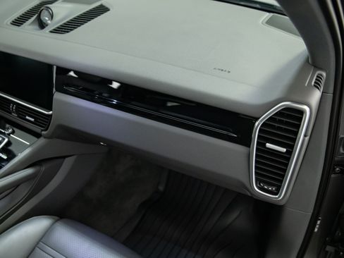 Used 2019 Porsche Cayenne S AWD/4WD image 38