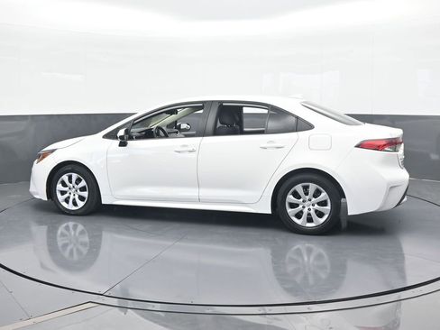 Used 2022 Toyota Corolla LE image 3