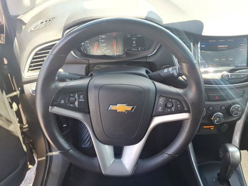 Used 2020 Chevrolet Trax LT w/ LT Convenience Package FWD image 14