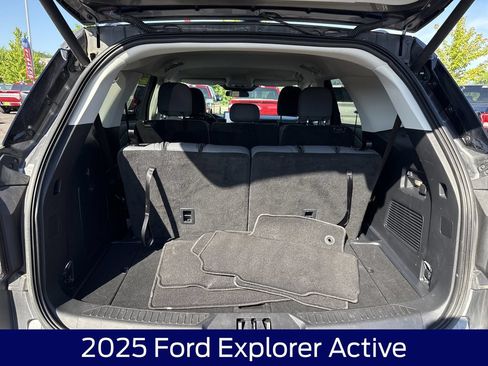 Used 2025 Ford Explorer Active AWD/4WD image 17