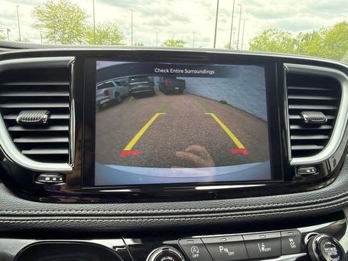 Used 2023 Chrysler Pacifica Limited FWD image 31