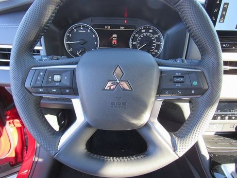 New 2025 Mitsubishi Outlander SE image 21