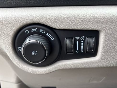 Used 2023 Chrysler Pacifica Limited w/ Uconnect Theater Family Group FWD image 14