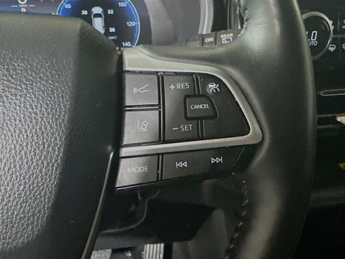 Used 2024 Toyota Highlander Limited FWD image 17
