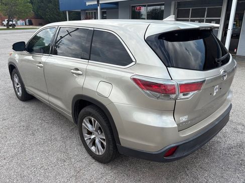 Used 2015 Toyota Highlander Plus FWD image 6