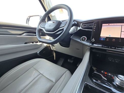 Used 2023 Jeep Wagoneer Series III w/ Preferred Equipment Group image 31