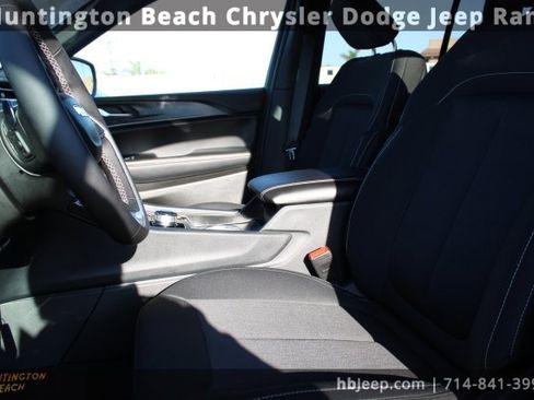 Used 2025 Jeep Grand Cherokee Laredo X image 32
