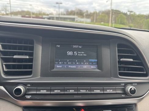 Used 2020 Hyundai Elantra SE FWD image 16