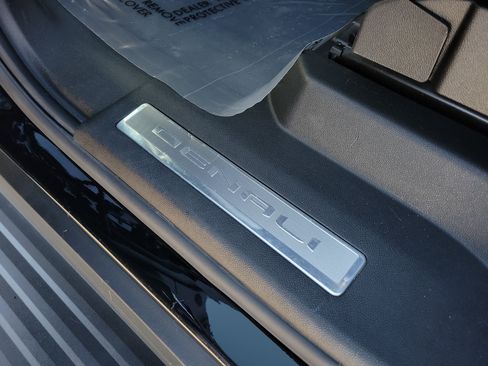 Used 2021 GMC Yukon Denali w/ Denali Premium Package image 13