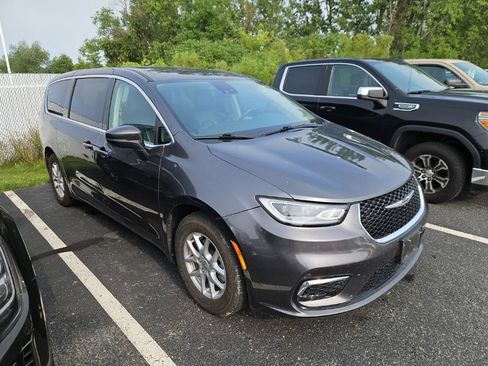 Used 2023 Chrysler Pacifica Touring-L FWD image 3