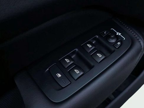 Used 2025 Volvo XC60 B5 Core AWD/4WD image 16