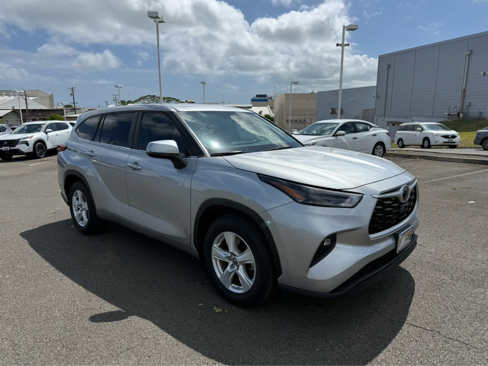 Used 2023 Toyota Highlander LE FWD image 2