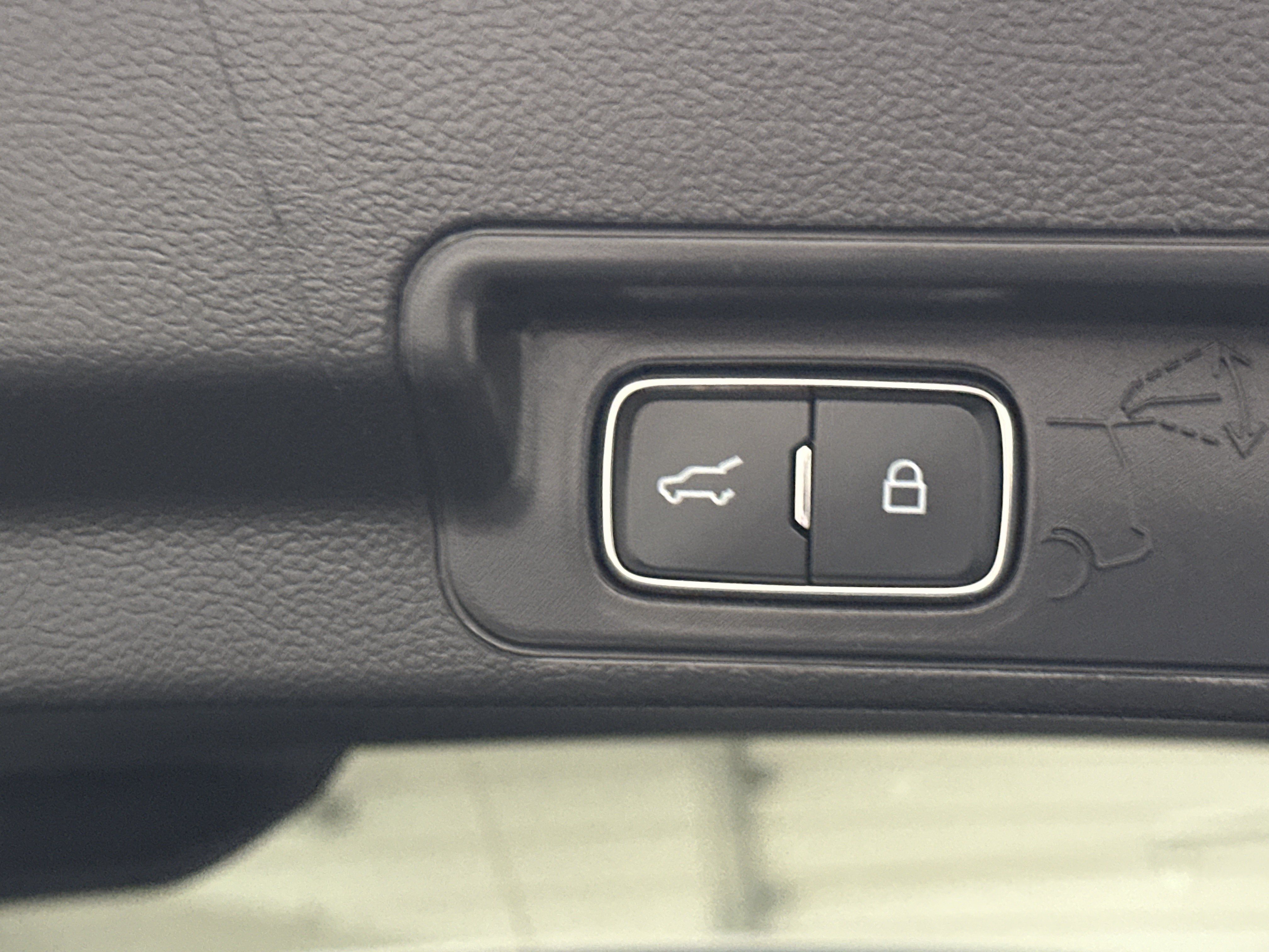 Used 2025 Ford Explorer ST-Line w/ ST-Line Street Pack AWD/4WD image 17