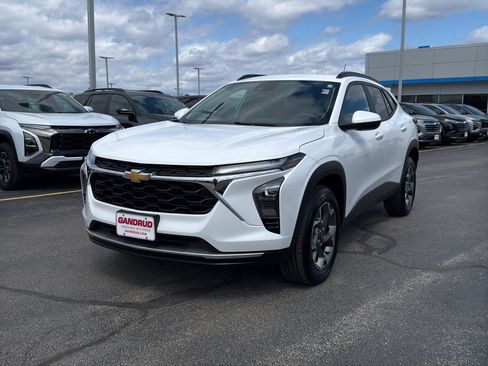 Used 2024 Chevrolet Trax LT w/ Driver Confidence Package FWD image 2