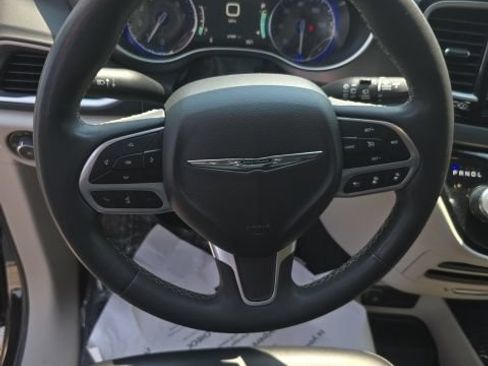 Used 2024 Chrysler Pacifica Touring-L FWD image 13