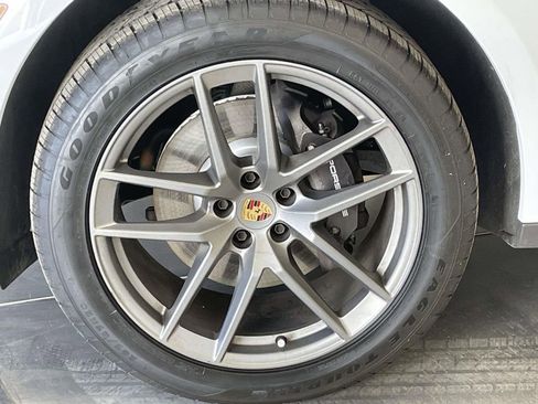 Certified 2023 Porsche Macan Base image 11