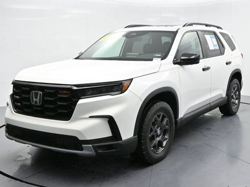 Used 2024 Honda Pilot TrailSport image 3