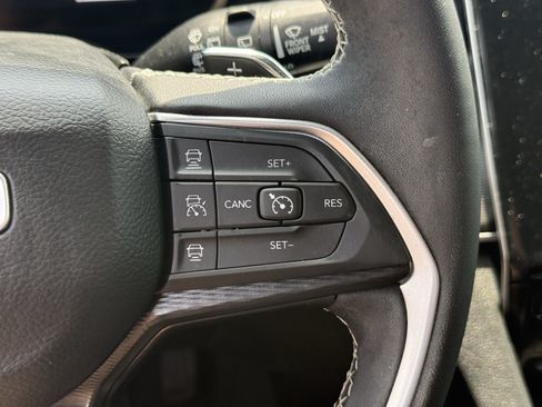 Used 2025 Jeep Grand Cherokee Laredo RWD image 18