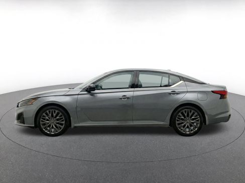 Used 2025 Nissan Altima 2.5 SV FWD image 4