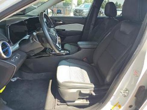 Used 2025 Chevrolet Trax LT w/ LT Convenience Package FWD image 23