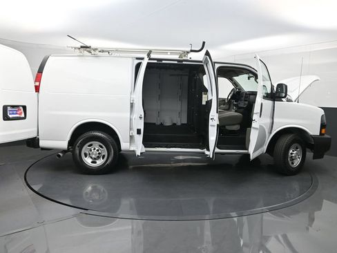 Used 2022 Chevrolet Express 2500 w/ Driver Convenience Package RWD image 31