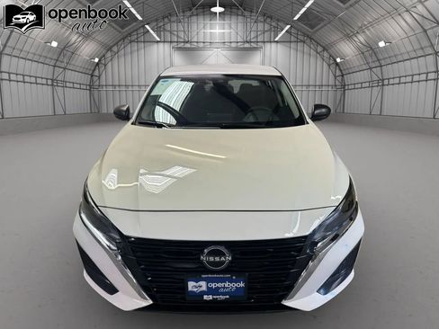 Used 2025 Nissan Altima 2.5 SV FWD image 2