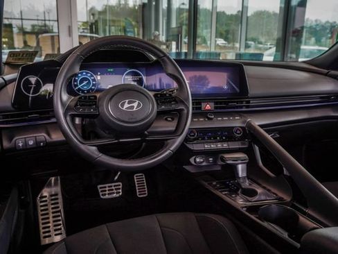 Certified 2025 Hyundai Elantra SEL FWD image 16