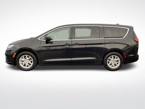Used 2023 Chrysler Pacifica Touring-L image 7