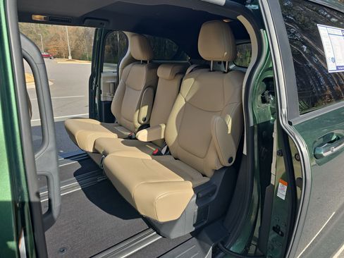 Used 2021 Toyota Sienna XLE image 16