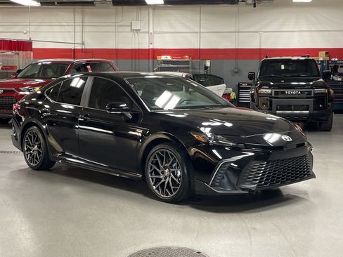 Used 2025 Toyota Camry SE image 2