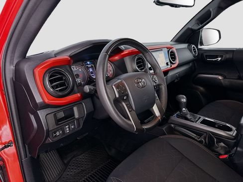 Used 2018 Toyota Tacoma TRD Sport AWD/4WD image 7