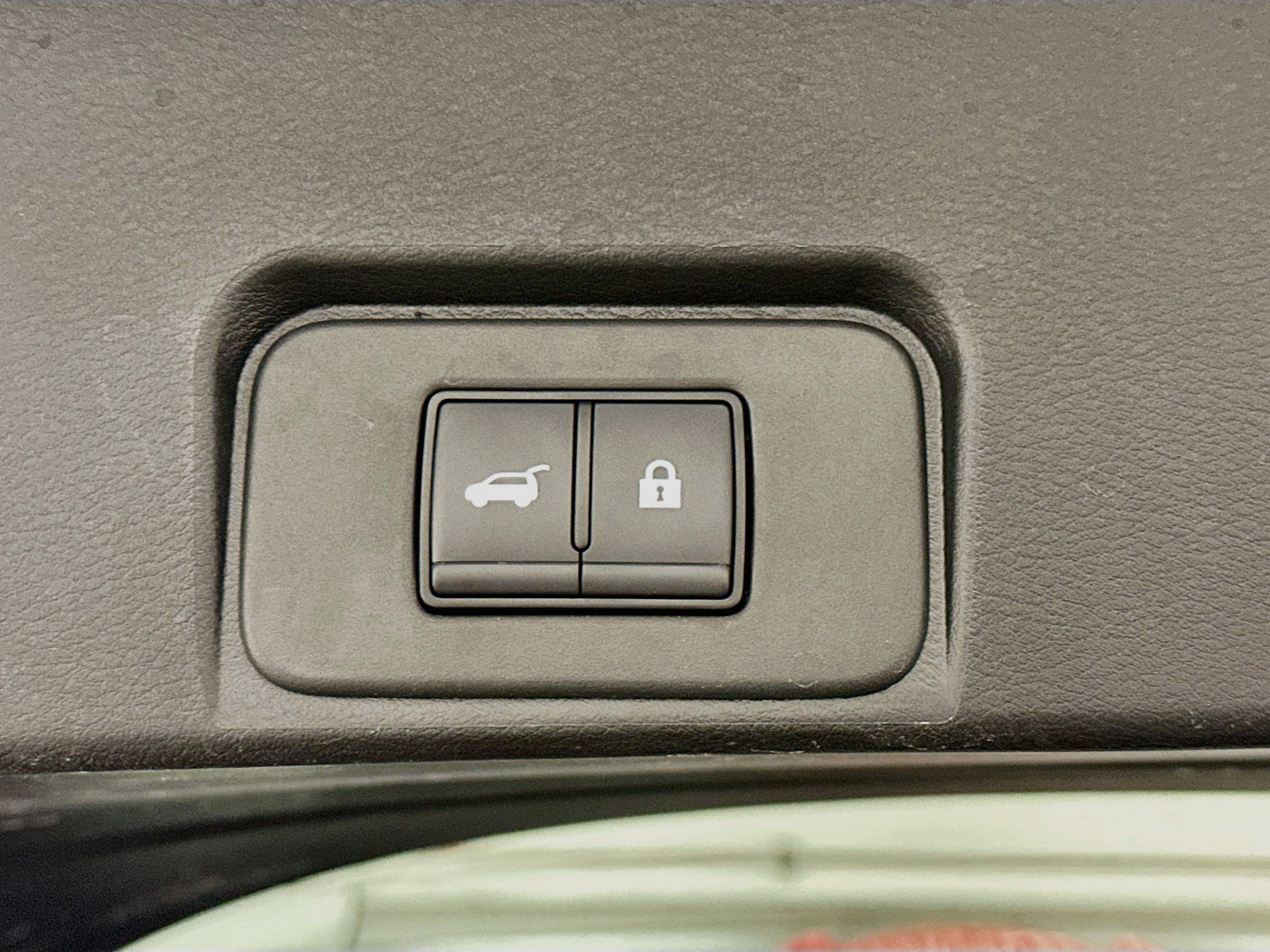 Used 2025 Nissan Rogue SV AWD/4WD image 30