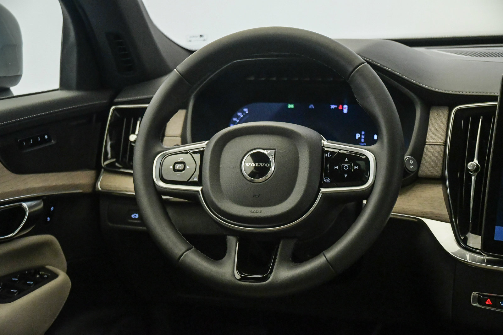 Certified 2026 Volvo XC90 B6 Plus AWD/4WD image 13