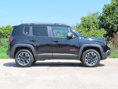 Used 2017 Jeep Renegade Trailhawk w/ Premium Trailhawk Package AWD/4WD image 2