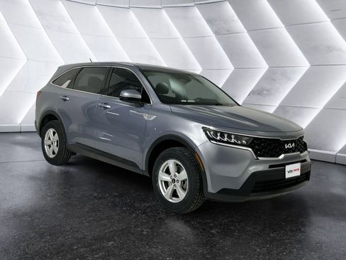 Used 2022 Kia Sorento LX AWD/4WD image 1