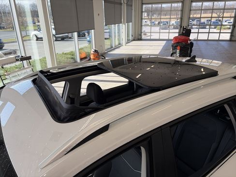 Used 2024 Volkswagen Taos SE w/ Panoramic Sunroof Package image 9