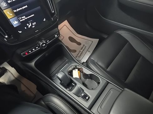 Used 2022 Volvo XC40 T5 Momentum w/ Climate Package image 25