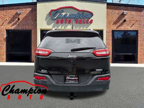Used 2018 Jeep Cherokee Latitude FWD image 5