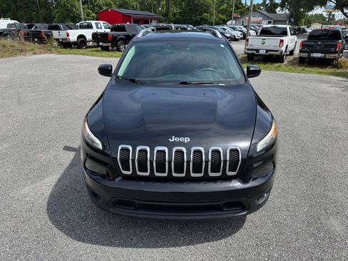 Used 2017 Jeep Cherokee Latitude w/ Comfort/Convenience Group FWD image 2