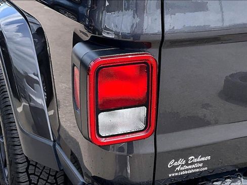 Used 2022 Jeep Gladiator Sport AWD/4WD image 27