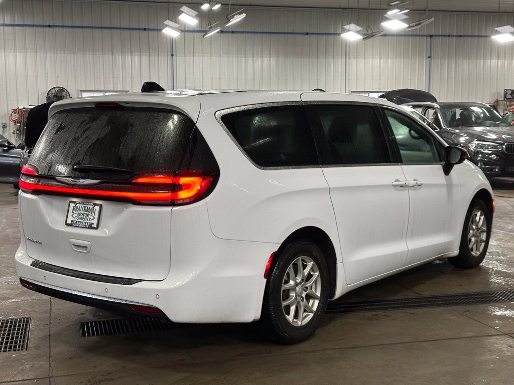 Used 2025 Chrysler Pacifica Select FWD image 6