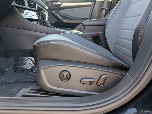 Used 2025 Volkswagen Jetta SE image 17